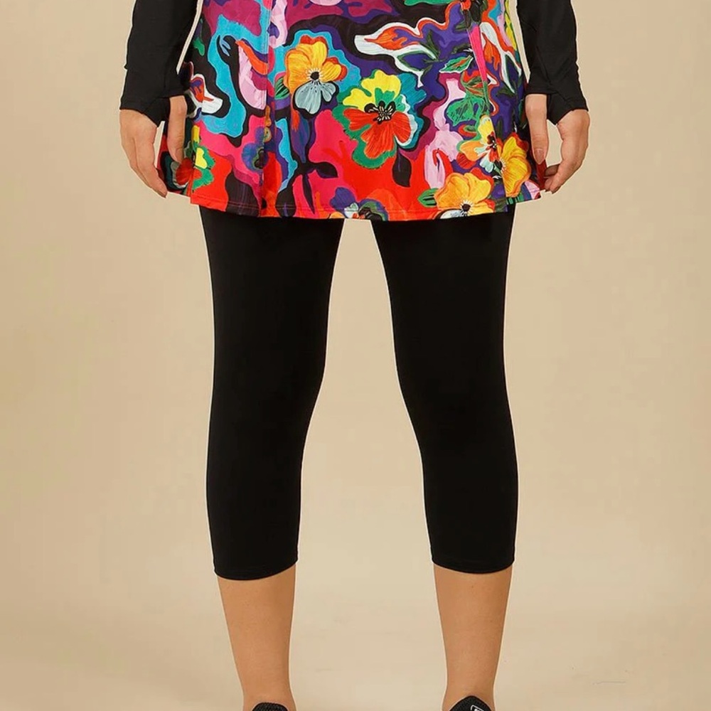 Dona Jo Love Capri Leggings Amaryllis size M NWT